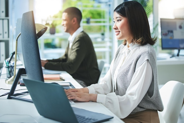 Mujer de negocios, computadora y oficina para investigación de mercados, planificación multimedia o redacción de textos publicitarios. Empleados profesionales o editores que escriben en el escritorio para editar en línea e investigar en el espacio de trabajo.