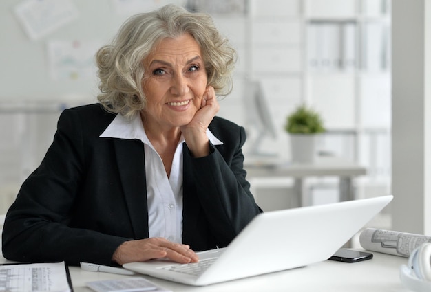 Foto mujer de negocios con la computadora portátil