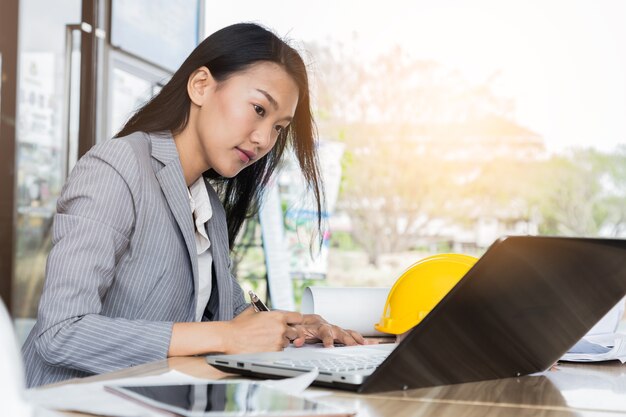 mujer de negocios con computadora portátil