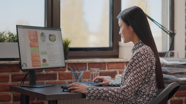 Mujer de negocios con computadora y teclado en el trabajo, planificación de proyectos y estrategias de marketing en la oficina. Empleado de la empresa que trabaja con tecnología para ayudar con el desarrollo de nuevas empresas.