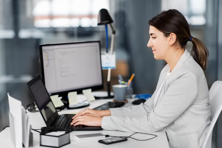 Foto mujer de negocios con computadora trabajando en la oficina