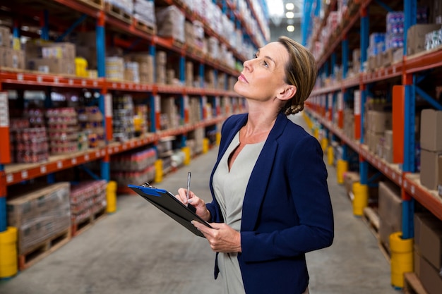 Mujer de negocios se concentra durante su trabajo