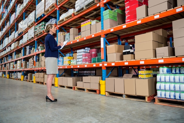 Mujer de negocios se concentra durante su trabajo