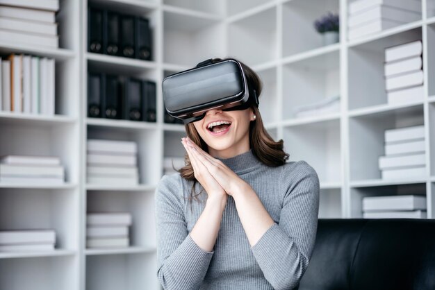 Foto mujer de negocios con concepto de estilo de vida de auriculares vr mujer de negocios que usa auriculares vr para jugar y experimentar la realidad virtual mientras se relaja con la tecnología después de trabajar