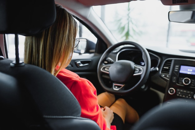 Mujer de negocios conduciendo su nuevo coche deportivo