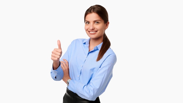Foto mujer de negocios confiada en camisa azul que muestra el pulgar hacia arriba gesto sobre fondo blanco aislado