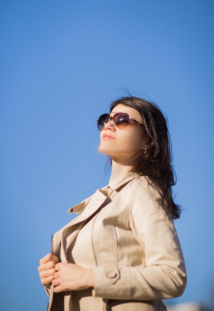 Mujer de negocios confiada en un fondo azul