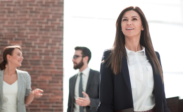 Mujer de negocios confiada en el fondo de la gente de officebusiness