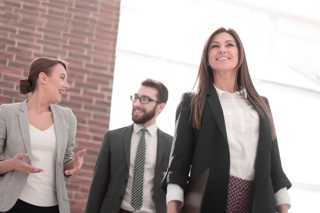 Mujer de negocios confiada en el fondo de la oficina