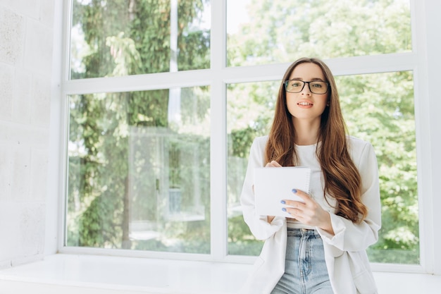 Mujer de negocios confiada con gafas posando para la foto