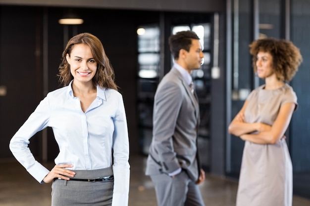 Mujer de negocios confidente en la oficina con su coworkersblack