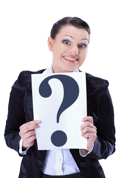 Mujer de negocios confundida que muestra un signo de interrogación