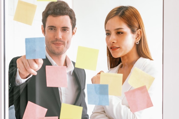 Mujer de negocios creativa asiática en un taller de reuniones