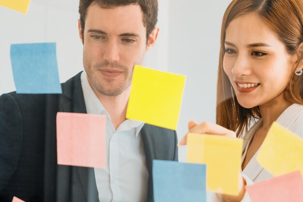 Mujer de negocios creativa asiática en un taller de reuniones