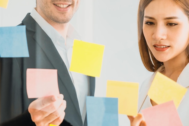 Mujer de negocios creativa asiática en un taller de reuniones