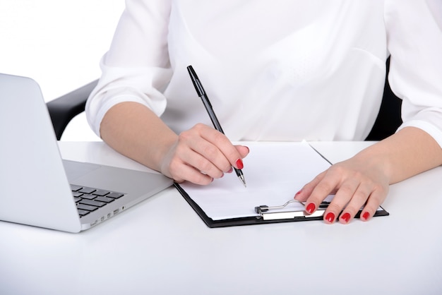 Mujer de negocios con el cuaderno en la oficina