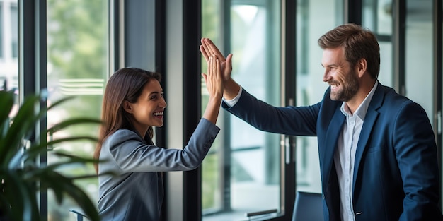 Mujer de negocios da un "high five" a un colega en una reunión.