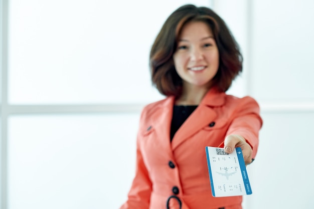 Mujer de negocios dando boletos esperando la salida en el aeropuerto