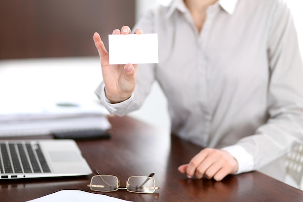 Mujer de negocios dando tarjeta de visita. Concepto de comunicación de éxito