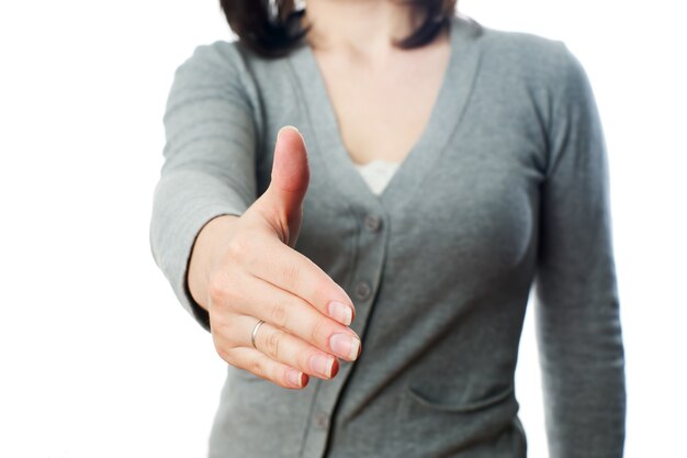 Mujer de negocios dándole la bienvenida al equipo