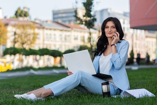 mujer de negocios descansando después del trabajo