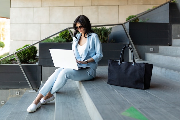 mujer de negocios descansando después del trabajo