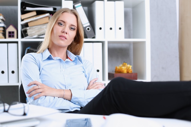 Mujer de negocios descansando en la oficina después