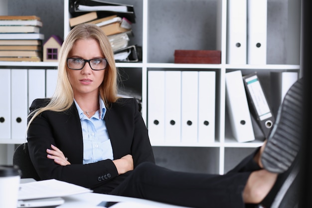 Mujer de negocios descansando en la oficina después