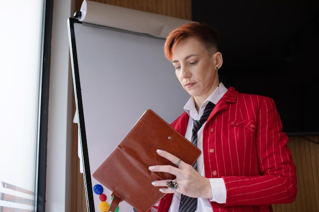 Mujer de negocios con diario en una oficina brillante concepto de trabajo independiente en casa