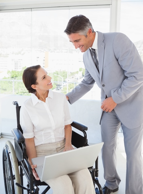 Mujer de negocios con discapacidad trabajando con pareja