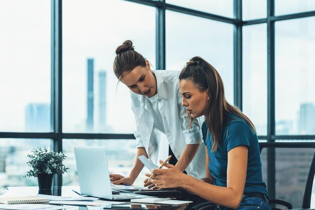 Foto mujer de negocios discute sobre el plan financiero utilizando el documento estadístico tracery