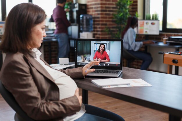 Mujer de negocios discutiendo con el gerente de proyecto sobre nuevas asociaciones y pronóstico de ingresos. Empleado de la empresa financiera que se comunica con las estrategias de marketing del director ejecutivo y las ideas de investigación empresarial.