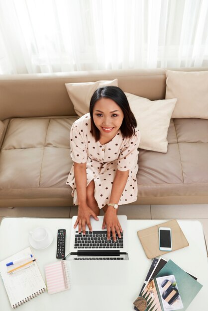 Mujer de negocios disfrutando de trabajar en la computadora portátil