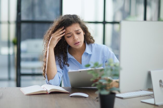 Mujer de negocios con documentos en el concepto de negocio de oficina