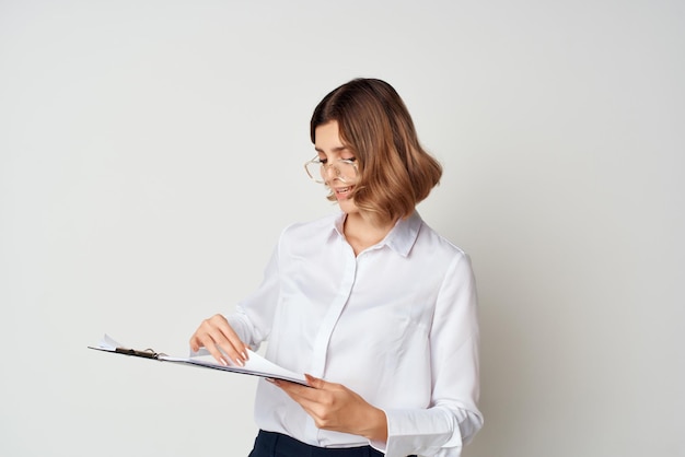 Foto mujer de negocios con documentos en las manos gerente trabajo profesional foto de alta calidad