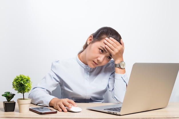 Mujer de negocios con dolor de cabeza sentada en el escritorio de la oficina