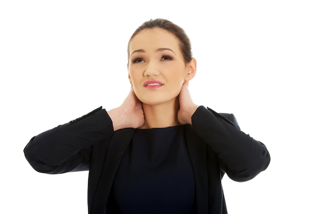 Foto mujer de negocios con dolor de cuello sobre un fondo blanco