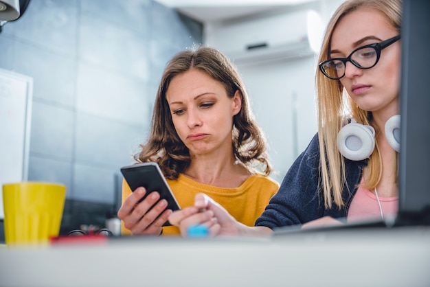 Mujer de negocios dos trabajando juntos en la oficina