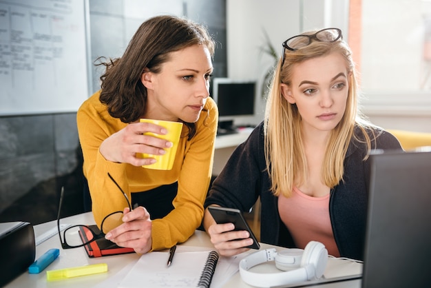 Mujer de negocios dos trabajando juntos en la oficina