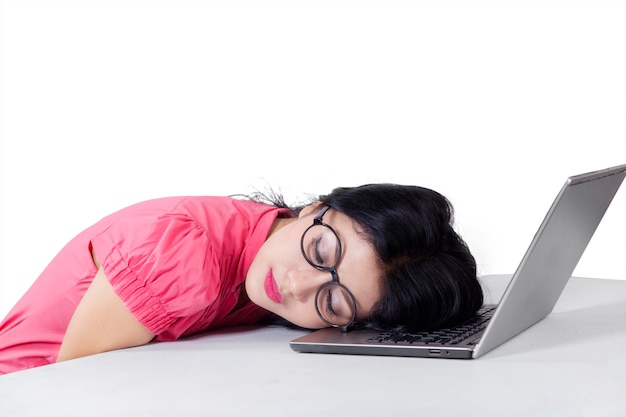 Foto mujer de negocios durmiendo sobre la computadora portátil