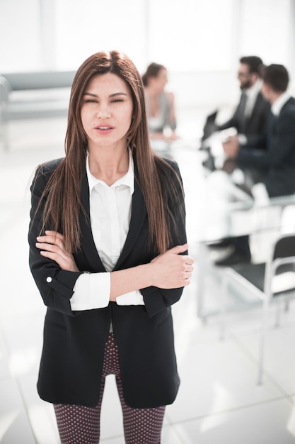 Mujer de negocios ejecutiva en el fondo del lugar de trabajo