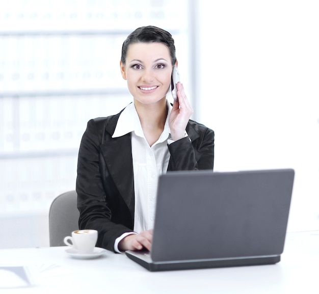 Mujer de negocios ejecutiva hablando por teléfono móvil en la oficina