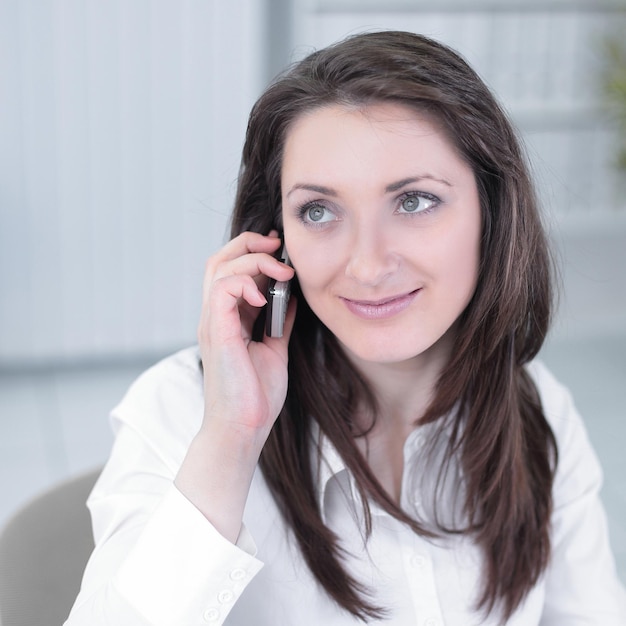 Mujer de negocios ejecutiva hablando por teléfono móvil