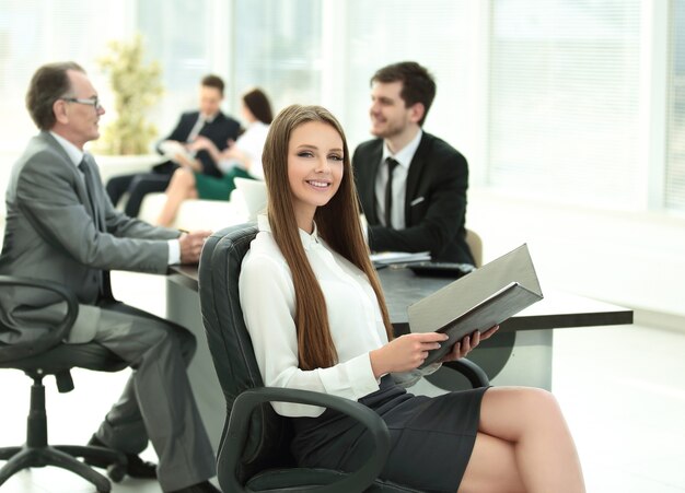 Mujer de negocios ejecutiva con oficina moderna portapapeles.Foto con lugar para texto