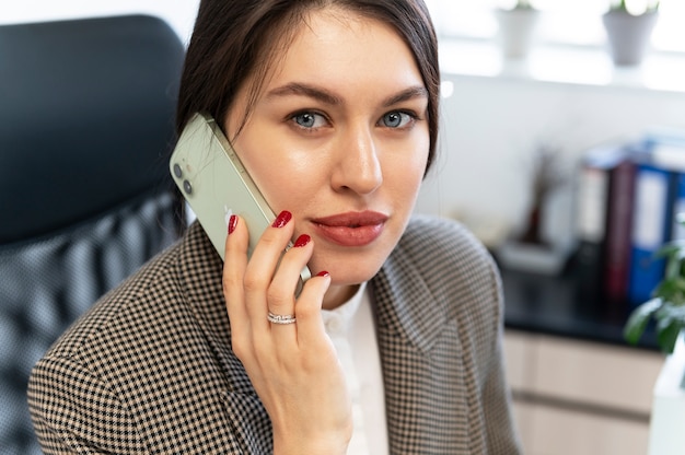 Mujer de negocios empoderada en la oficina