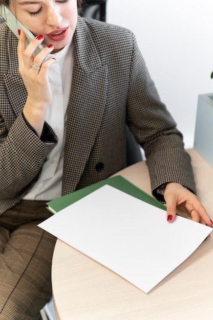 Foto mujer de negocios empoderada en la oficina