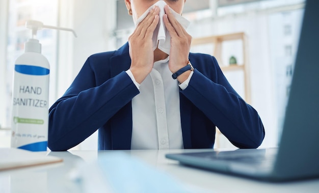 Mujer de negocios enferma con virus covid o alergias sonarse la nariz o estornudar con un pañuelo en la oficina Empresario o trabajador corporativo con enfermedad de salud estornudo y empleado de gripe con resfriado