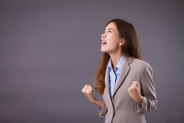 Mujer de negocios enojada enojada gritando