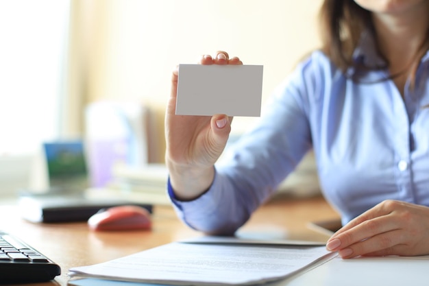 Foto mujer de negocios entregando una tarjeta de presentación en blanco