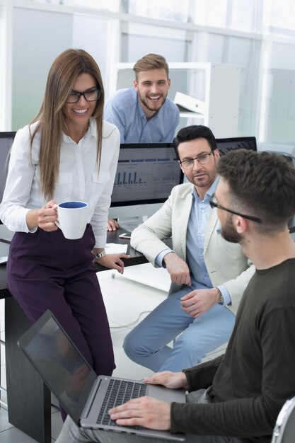 Mujer de negocios y equipo de negocios hablando durante el trabajo breakthe concepto de trabajo en equipo